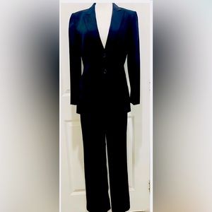 Tahari Black Ladies Pant Suit in Size 6